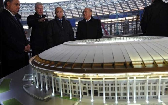 El expresidente de la FIFA, Joseph Blatter, y el presidente, Vladimir Putin, observan una de las maquetas de los proyectos para Rusia 2018. Foto: AFP.