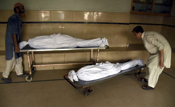 Varios operarios trasladan cuerpos de víctimas afectadas por golpes de calor en un hospital de Karachi, en el sur de Pakistán. Según un portavoz de Emergencias del hospital de Jinnah, en solo 24 horas se han atendido más de 3.000 personas por las altas temperaturas. Foto: EFE.