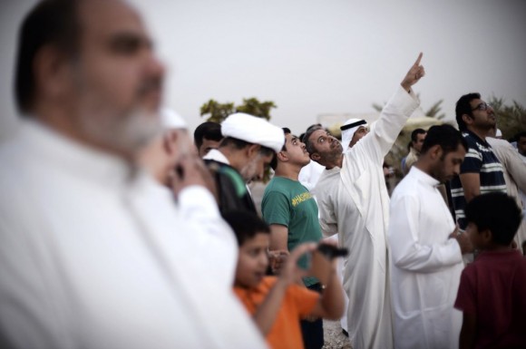 Los hombres de Bahrein se preparan para el mes de ayuno y se reúnen cerca de la playa para buscar la luna creciente, en el pueblo de Karzakan, al sur de Manama. Foto: AFP.