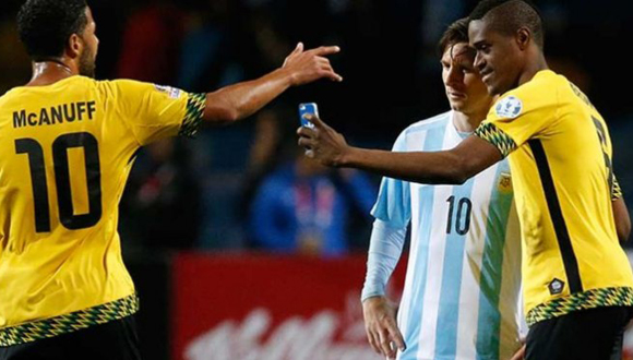 El delantero jamaicano Deshorn Brown se toma un selfie con Messi. Foto: notihoy.com