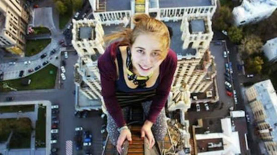 Xenia Ignatyeva, de 17 años, se tomó una selfie desde un puente para impresionar a sus amigos, pero perdió el equilibrio y se electrocutó cuando intentó agarrarse de un cable de alta tensión. Imagen del blog Zapbin, del diario británico Daily Mail.