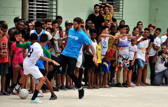 Sergio Ramos compartió con niños en la Habana Vieja. Foto: Ladyrene Pérez/ Cubadebate.