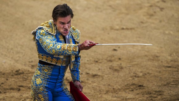 El torero Luis Gerpe prepara su espada durante una corrida en la plaza de Las Ventas, en Madrid, España. La temporada de los toros se extiende de marzo a octubre. Foto: AP
