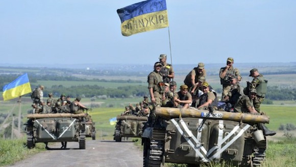 Miembros de las fuerzas armadas ucranias patrullan cerca del poblado de Vidrodzhennya, en la región de Donietsk. Foto: Reuters