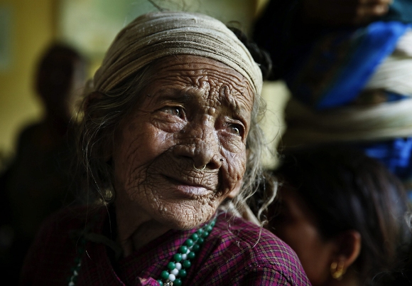 Un nepalesa de 83 años, Durga Devi Bhujel, espera su turno para recibir su pensión, tras el terremoto. Foto: EFE.