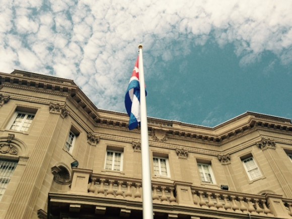 Bandera cubana ondea en Washington, en la sede de la Embajada de Cuba en Estados Unidos. Foto: Ismael Francisco.