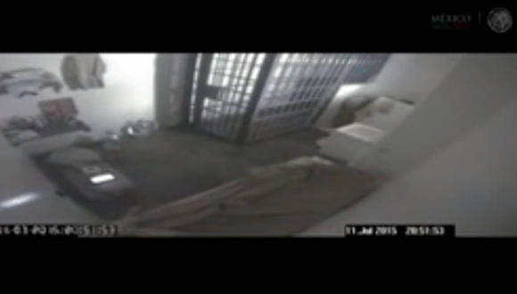 Captura de pantalla del video que muestra la fuga del Chapo Guzmán