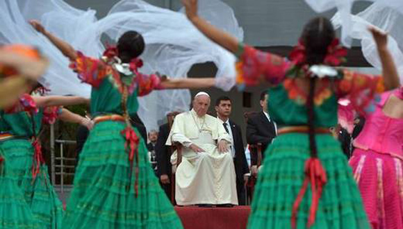 Con cantos y bailes recibieron al papa Francisco en Paraguay, tercera etapa de su gira por Suramérica Foto: AFP