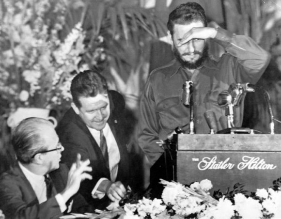 Cubriendose de las luces de las lamparas, Fidel comienza a hablar ante los miembros de la Sociedad de Editores de Prensa de Washington. Foto: Revolución