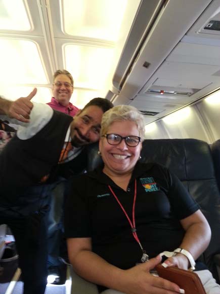 Damaris Carrasquillo, encargada del vuelo Turismo; Tony Pérez y el sobrecargo cubano.