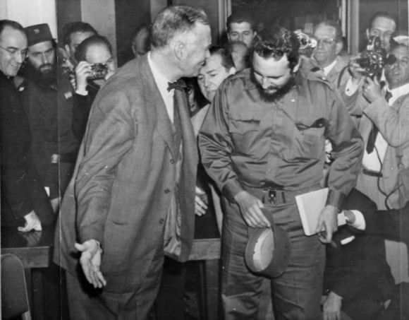 El secretario interino de Estado, Christian Herter invita a Fidel a sentarse en el hotel de Washington donde lo invito a almorzar, el 16 de abril de 1959. Foto: Revolución.