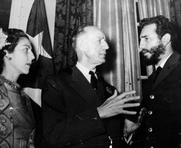 Fidel, Celia Sanchez y el periodista norteamericano Herbert Mathews, columnista del New York Times, amigo de la Revolucion cubana, en la recepcion en la Embajada de Cuba en Washington. Foto: Revolución.