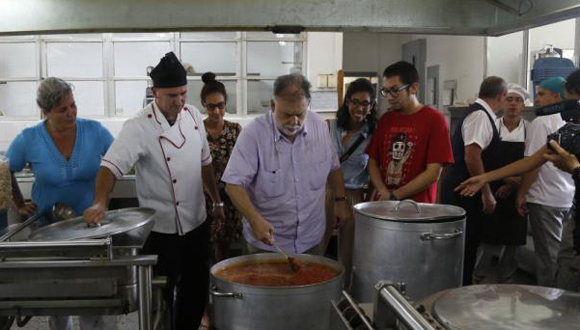 Francis Ford Coppola cocina en Cuba. Foto: AP