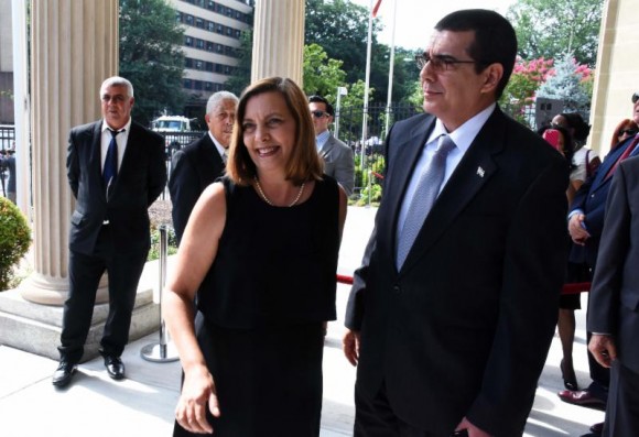 Josefina Vidal, Directora General de Estados Unidos del MINREX, y José Ramón Cabañas, Encargado de Negocios de la Embajada de Cuba en Washington. Foto:  Bil Hackwell.