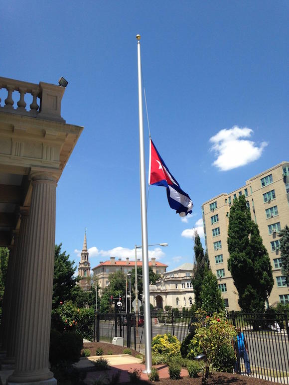 La bandera cubana ondea a media asta en Washington DC, este 23 de julio, en reciprocidad al duelo decretado por el gobierno de los Estados Unidos. Foto: Cubadebate