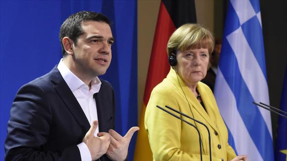 La canciller alemana, Angela Merkel, y el primer ministro griego, Alexis Tsipras, han acordado que el país heleno presente el martes una propuesta sobre un plan de ayuda financiera. 