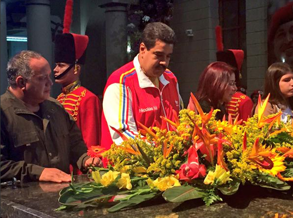 Maduro-rinde-homenaje-Chavez
