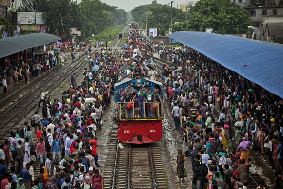 Miles de musulmanes de Bangladesh viajan en tren a sus respectivos pueblos para celebrar en familia el Eid Al-Fitr, o final del mes de Ramadán. Foto: Getty Images