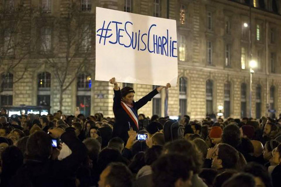 Miles de personas asisten a una vigilia el miércoles 7 de enero de 2015, en Place de la Republique, centro de París. Foto: EFE. 
