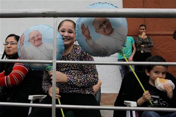 Paraguayos esperan al Papa Francisco. Foto: AP.