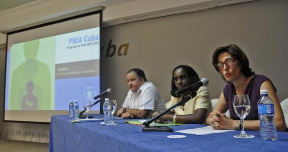 Laura Melo  (D), representante del Programa Mundial de Alimento (PMA) en Cuba; Miguel Barreto (I), Director Regional de ese programa para América Latina y el Caribe;  e Iliana Núñez (C), Viceministra del  Ministerio de Comercio Exterior y la Inversión Extranjera (Mincex), durante la presentación del programa de País PMA Cuba 2015-2018, en el Hotel Meliá Cohíba, en La Habana, el 9 de julio de 2015.