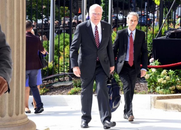 El Senador por Vermont Patrick Leahy y su ayudante Tim Riser llegando a la Embajada de Cuba en Washington, 20 de julio de 2015. Foto: Bil Hackwell.