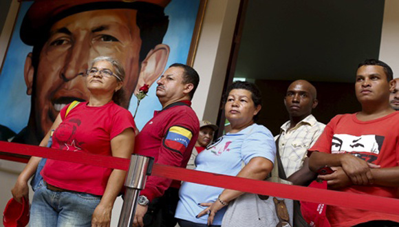 Pueblo venezolano visita los restos del Comandante Hugo Chávez. Foto: Telesur.