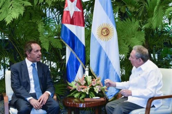 EL presidente cubano Raúl Castro recibió al Gobernador de Buenos Aires y candidato presidencial argentino Daniel Scioli.