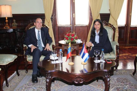 A la izquierda, el embajador cubano en Venezuela, Rogelio Polanco y a la derecha, la ministra de Relaciones Exteriores de esa nación, Delcy Rodríguez. Foto tomada del Correo del Orinoco
