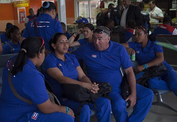 El director técnico Indalecio Alejandrez conversa con jugadoras de la selección nacional de softball.  Foto: Ismael Francisco. 