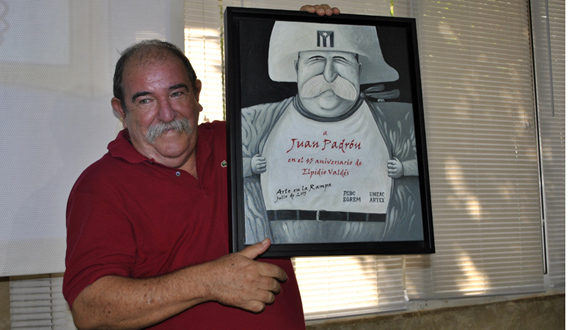 El diploma que recibió Juan Padrón fue elaborado por el destacado caricaturista Ares. Foto: Marianela Dufflar