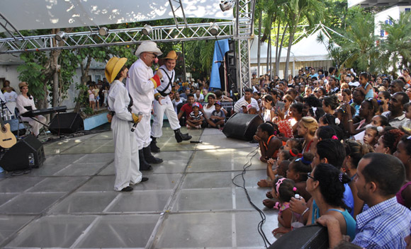 La compañía infantil que dirige Tin Cremata se unió con un espectáculo relacionado con Elpidio Valdés. Foto: Marianela Dufflar