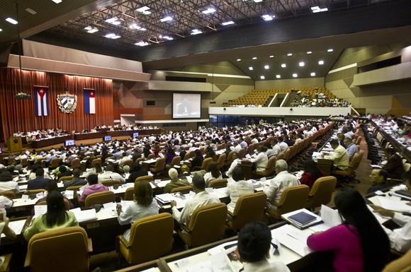 El Presidente cubano Raúl Castro Ruz asiste a la sesión plenaria de la Asamblea Nacional del Poder Popular de Cuba, que sesiona luego de tres intensas jornadas de trabajo por comisiones para abordar importantes problemáticas de la realidad de la isla caribeña. Foto: Ladyrene Pérez/ Cubadebate