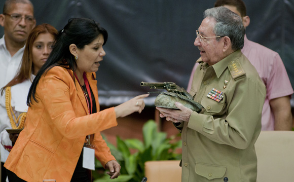 Obsequios a Fidel y Raúl en la jornada de clausura del X Congreso de la UJC. Foto: Ladyrene Pérez/ Cubadebate.