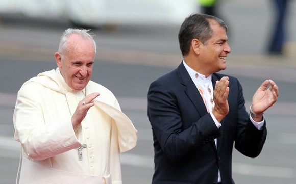 El presidente de Ecuador, Rafael Correa, recibió este domingo al Papa Francisco en el Aeropuerto Internacional de Quito. Foto: Ap