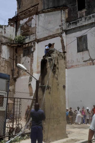 Derrumbe de un edificio de dos plantas, con saldo de 4 fallecidos, producido en la calle Habana, entre Obispo y Obra Pía,  en La Habana Vieja, en Cuba, el 15 de julio del 2015.  AIN FOTO/Oriol de la Cruz ATENCIO/