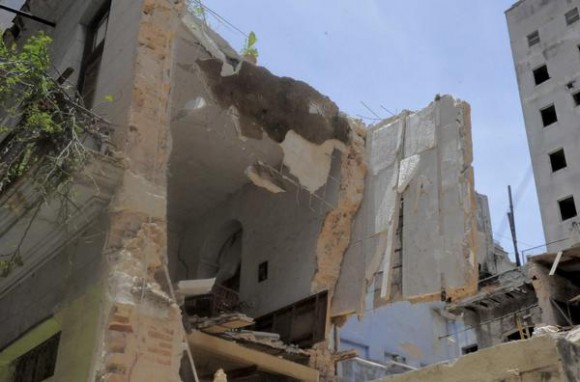 Derrumbe de un edificio de dos plantas, con saldo de 4 fallecidos, producido en la calle Habana, entre Obispo y Obra Pía,  en La Habana Vieja, en Cuba, el 15 de julio del 2015.  AIN FOTO/Oriol de la Cruz ATENCIO/