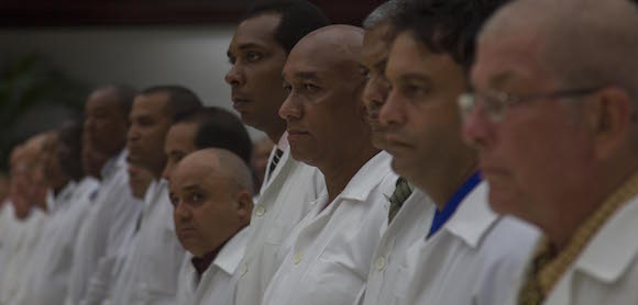 Médicos que lucharon contra el Ebola en África reciben condecoración en La Habana. Foto: Ismael Francisco/ Cubadebate