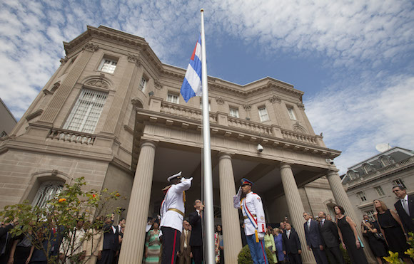 La bandera cubana fue izada este lunes en la sede de la nación caribeña aquí, pocas horas después del restablecimiento oficial de los vínculos diplomáticos bilatarales, en acto solemne fue encabezado por Rodríguez. Foto: Ismael Francisco/ Cubadebate