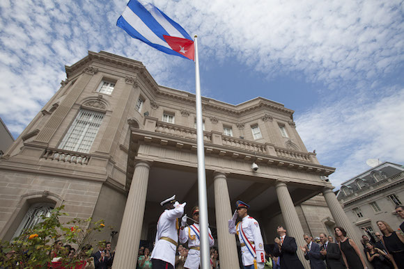 La bandera cubana fue izada este lunes en la sede de la nación caribeña aquí, pocas horas después del restablecimiento oficial de los vínculos diplomáticos bilatarales, en acto solemne fue encabezado por Rodríguez. Foto: Ismael Francisco/ Cubadebate