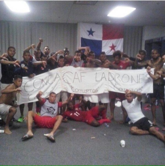El equipo de Panamá despliega en el vestuario una tela acusando a CONCACAF de corrupta tras el final del partido que perdieron ante México por decisiones arbitrales. Foto. Tomada de Twitter
