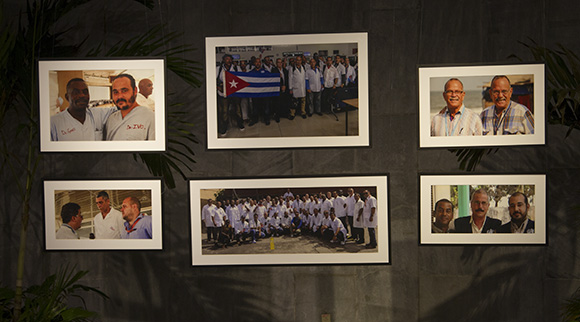 La exposición testimonia la labor de los médicos cubanos  en los países africanos afectados por la epidemia del ébola. Foto: Ismael Francisco/ Cubadebate.