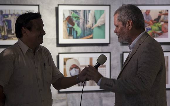A la derecha, Enrique Ubieta, autor de esta  exposición testimonia la labor de los médicos cubanos  en los países africanos afectados por la epidemia del ébola. Foto: Ismael Francisco/ Cubadebate.