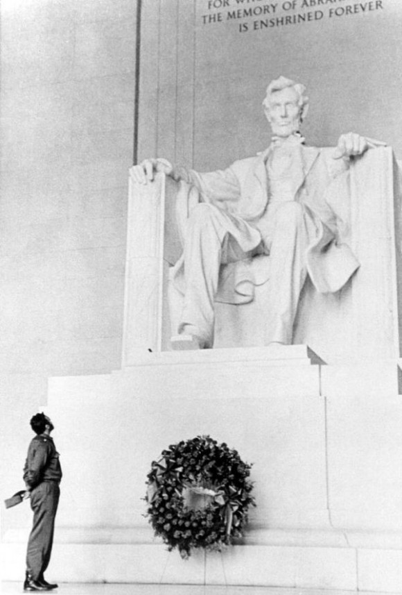Fidel castro ante el monumento a Lincoln. Foto: Revolución