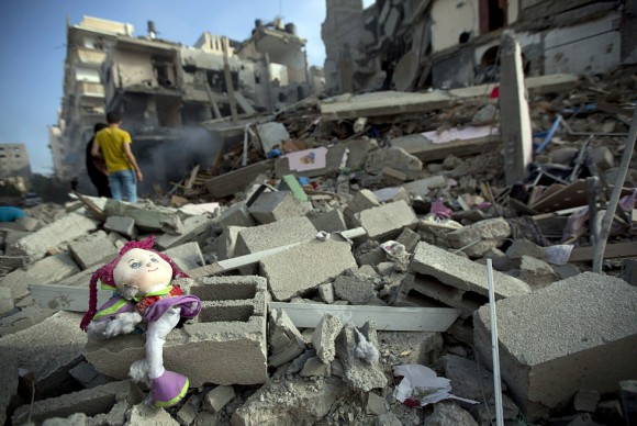 Una muñeca de una niña palestina permanece entre los escombros de un edificio destrozado tras el ataque aéreo israelí en una calle de Gaza, el 11 de julio de 2014. Foto: AFP.