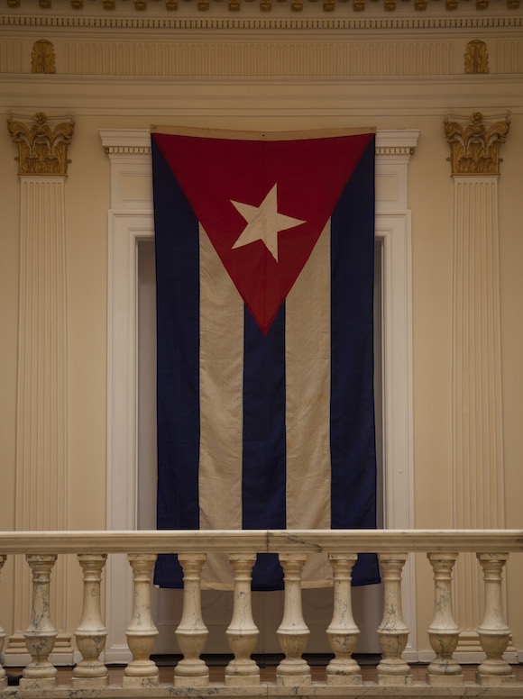 La bandera que fue arriada el 3 de enero de 1961, presidirá también la ceremonia de apertura de la Embajada de Cuba en Washington. Foto: Ismael Francisco/ Cubadebate