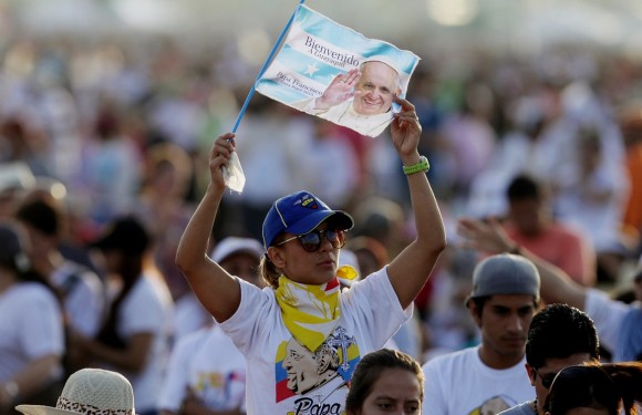 Papa Francisco celebró misa en Guayaquil entre miles de fieles. Foto: AFP.