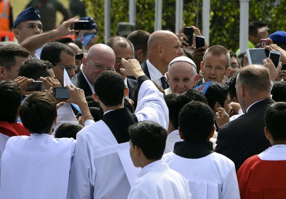 El Papa Francisco es bienvenido a Guayaquil. Foto: AFP.