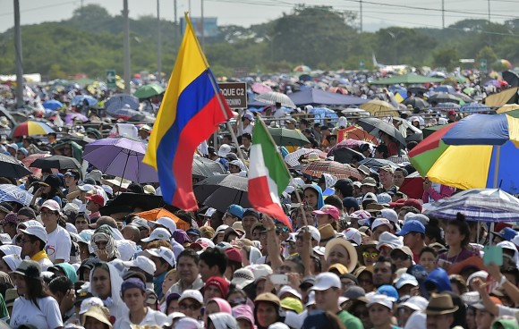 Papa Francisco celebró misa en Guayaquil entre miles de fieles. Foto: AFP.