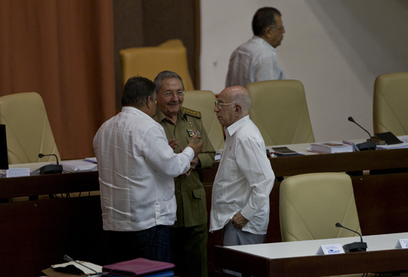 Durante el primer receso del plenario de la Asamblea, Raúl, Machado y Murirllo conversan informalmente. Foto: Ladyrene Pérez/ Cubadebate